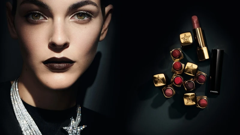 CHANEL香奈兒彗星絲絨唇膏形象圖與情境照。