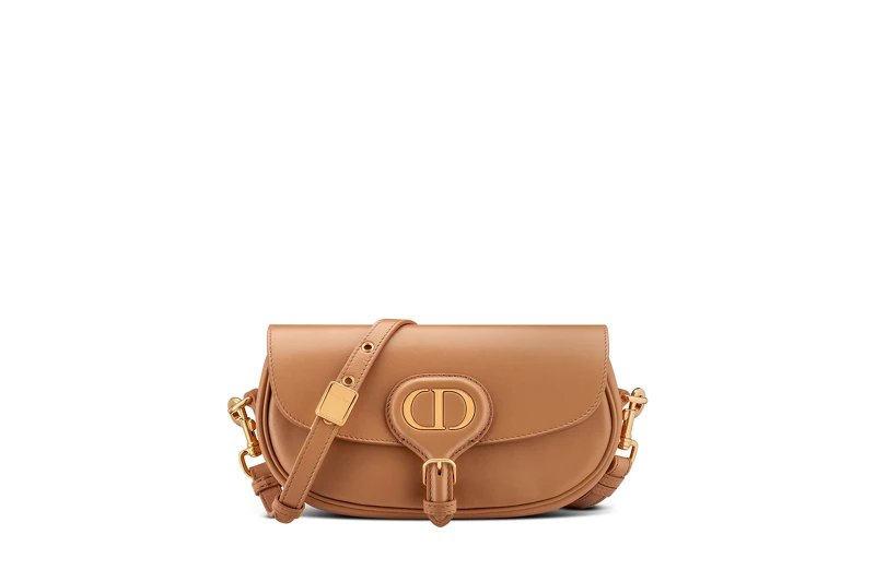 Dior Bobby East West焦糖色扁身小牛皮小型翻蓋包,NT94,000 Dior Bobby East West焦糖色扁身小牛皮小型翻蓋包,NT94,000