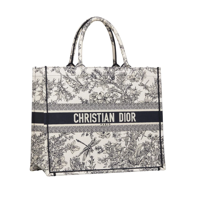 Dior Book藍色法式印花花卉刺繡帆布大型托特包,NT98,000 Dior Book藍色法式印花花卉刺繡帆布大型托特包,NT98,000