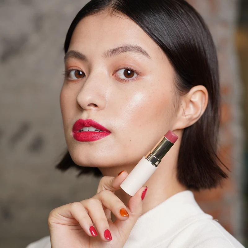 RMK 2022春妝中全新登場的眼頰多采棒,有腮紅、打亮和眼影三種用途。 RMK 2022春妝中全新登場的眼頰多采棒,有腮紅、打亮和眼影三種用途。