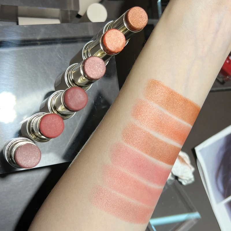 RMK 2022春妝眼頰多采棒(由上而下為06~01)手部試色。 RMK 2022春妝眼頰多采棒(由上而下為06~01)手部試色。