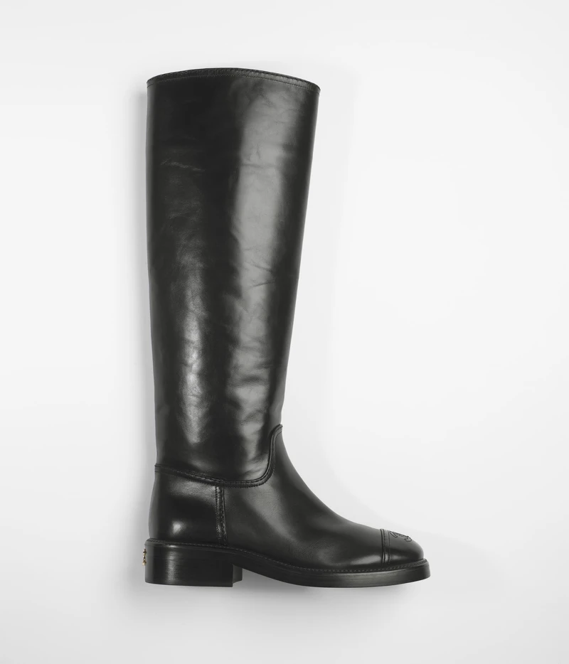 Chanel雙C Logo皮革長靴，NT63,800