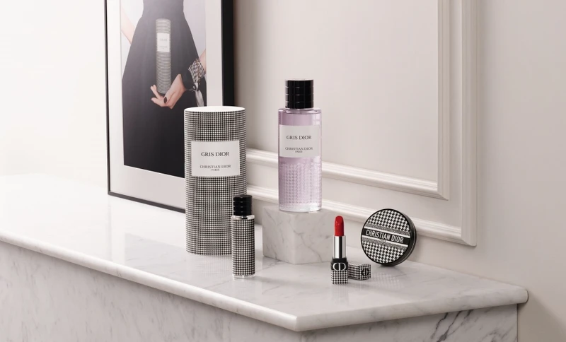 DIOR迪奧彩妝2022經典NEW LOOK限量版情境照。 DIOR迪奧彩妝2022經典NEW LOOK限量版情境照。