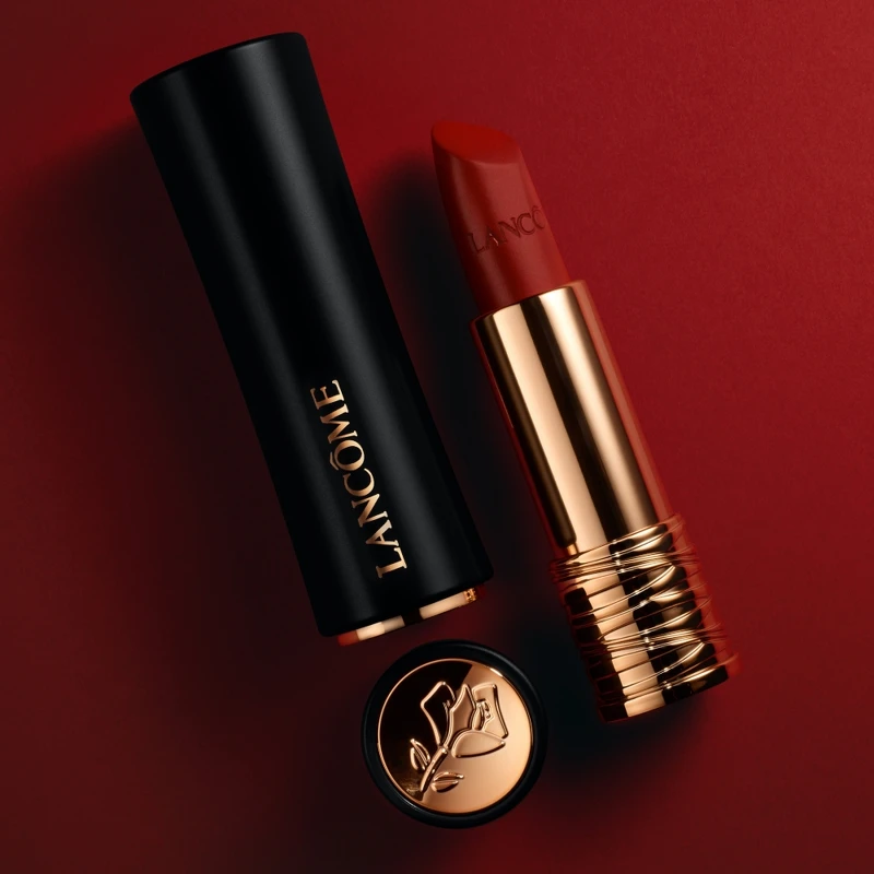 LANCOME蘭蔻2022年全新升級的L'Absolu Rouge絕對完美唇膏系列,因為管身從以前的直線變成時髦的曲線,暱稱「小蠻腰唇膏」。 LANCOME蘭蔻2022年全新升級的L'Absolu Rouge絕對完美唇膏系列,因為管身從以前的直線變成時髦的曲線,暱稱「小蠻腰唇膏」。