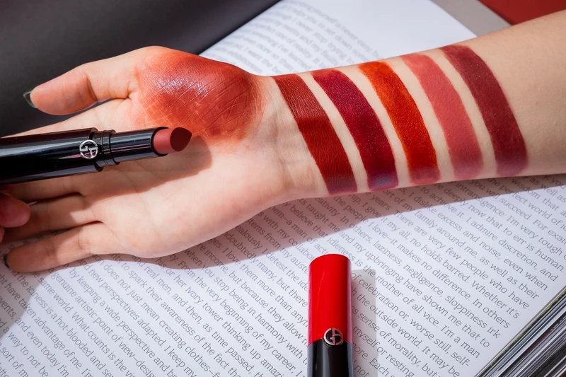 Giorgio Armani 奢華絲緞訂製唇膏明星色號(左至右)#201、#202、#404、#405、#503、#504。 Giorgio Armani 奢華絲緞訂製唇膏明星色號(左至右)#201、#202、#404、#405、#503、#504。