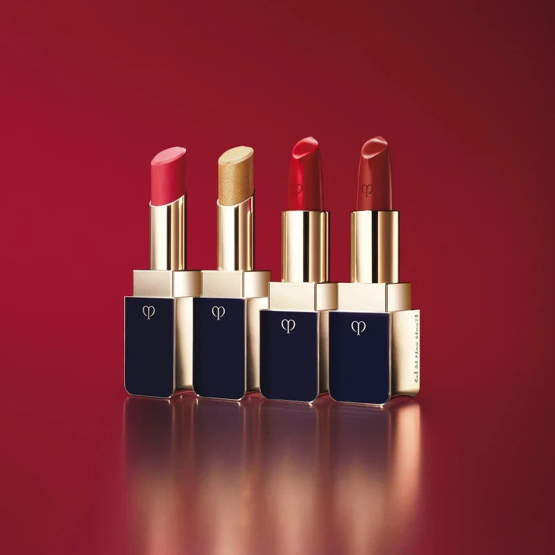 肌膚之鑰奢潤唇膏系列四種質地,(左起)聚光、金燦、霧絨、經典。 肌膚之鑰奢潤唇膏系列四種質地,(左起)聚光、金燦、霧絨、經典。