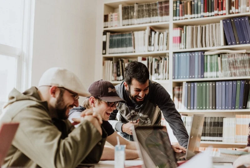 幽默的人容易得到信任?來自史丹佛最熱門的「幽默課」 幽默的人容易得到信任?來自史丹佛最熱門的「幽默課」