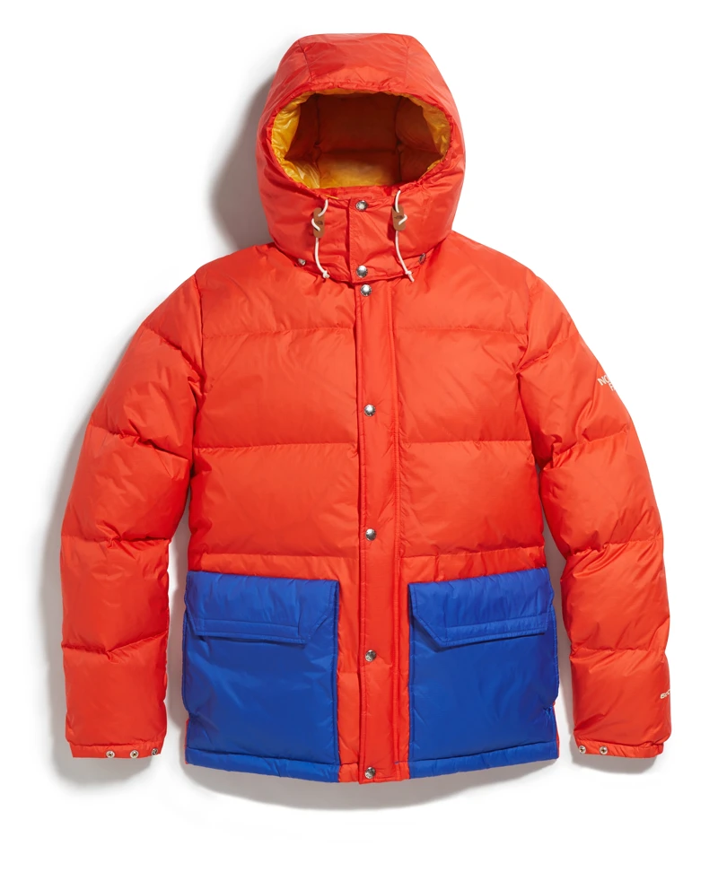 The North Face 橘色拼接羽絨外套，價格店洽。