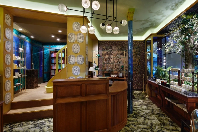 diptyque巴黎聖日耳曼大道34號總店,店內還保留著Orphéon酒吧的藍色柱子。 diptyque巴黎聖日耳曼大道34號總店,店內還保留著Orphéon酒吧的藍色柱子。