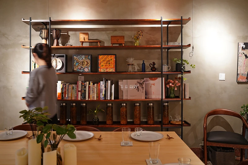 位於台中市中心，為透天老宅，二樓也有用餐空間。