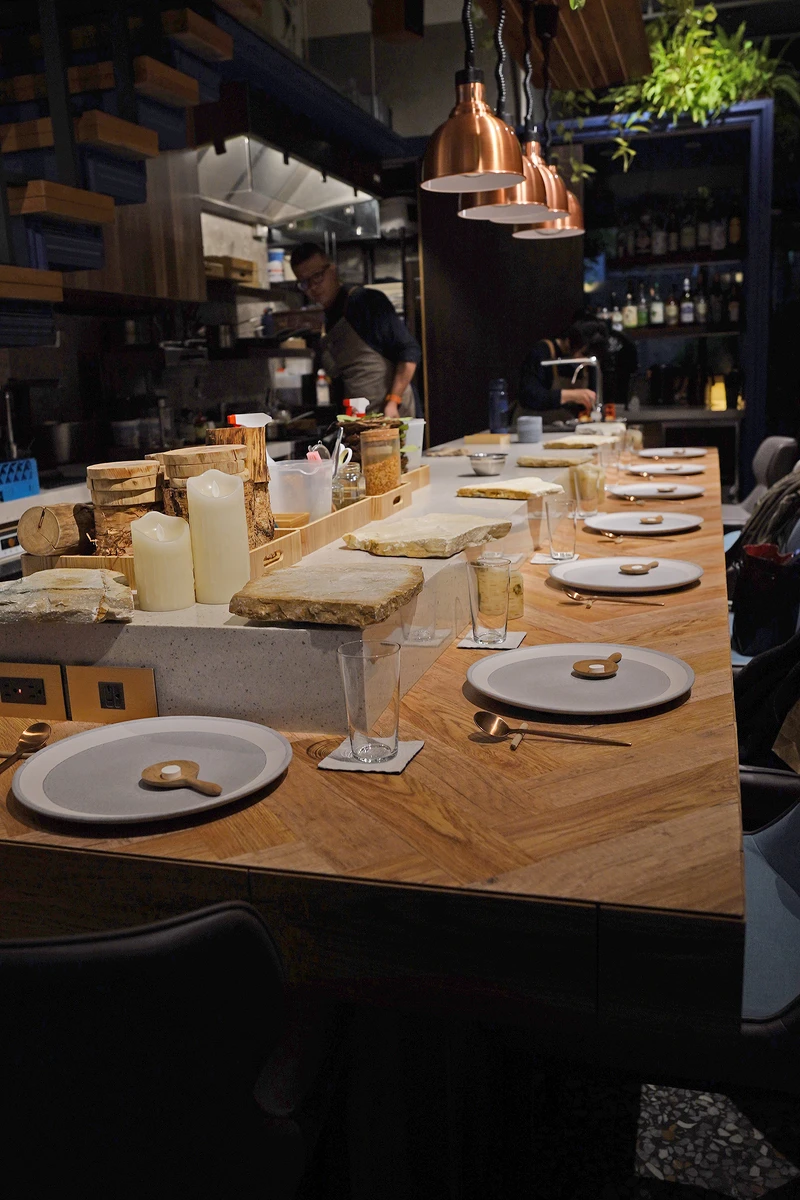 此為一樓鄰近廚房的吧台座位區。