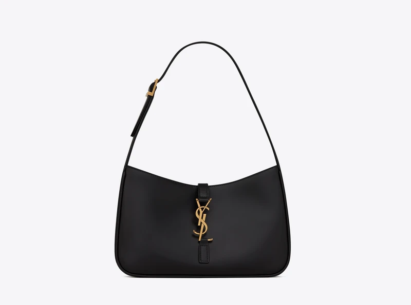 LE 5 À 7黑色小牛皮復古腋下包，NT62,350