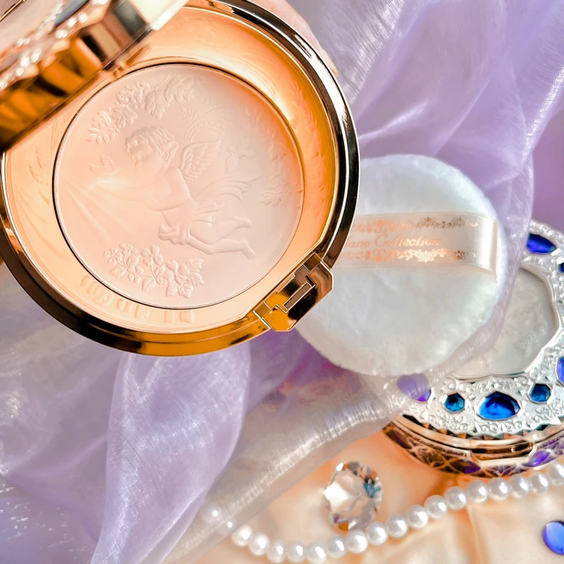 Kanebo佳麗寶米蘭絕色蜜粉餅2022年主題「祈願幸福」,以守護天使的使命保護每一個人,珍惜善良的心。 Kanebo佳麗寶米蘭絕色蜜粉餅2022年主題「祈願幸福」,以守護天使的使命保護每一個人,珍惜善良的心。