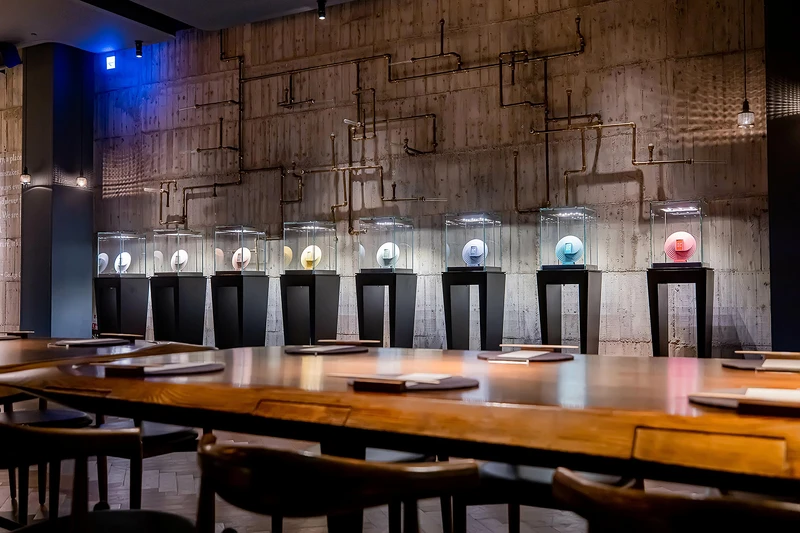 全球限量八顆 Origin NFT 的手工設計收藏盤及活動現場。