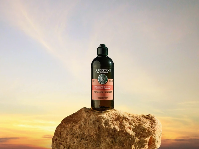 L'OCCITANE歐舒丹草本修護洗髮乳情境圖。 L'OCCITANE歐舒丹草本修護洗髮乳情境圖。