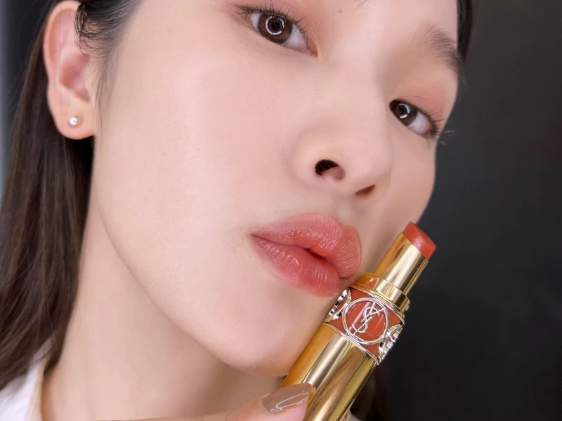 YSL情挑誘光水唇膏#151太妃牛奶實擦。 YSL情挑誘光水唇膏#151太妃牛奶實擦。