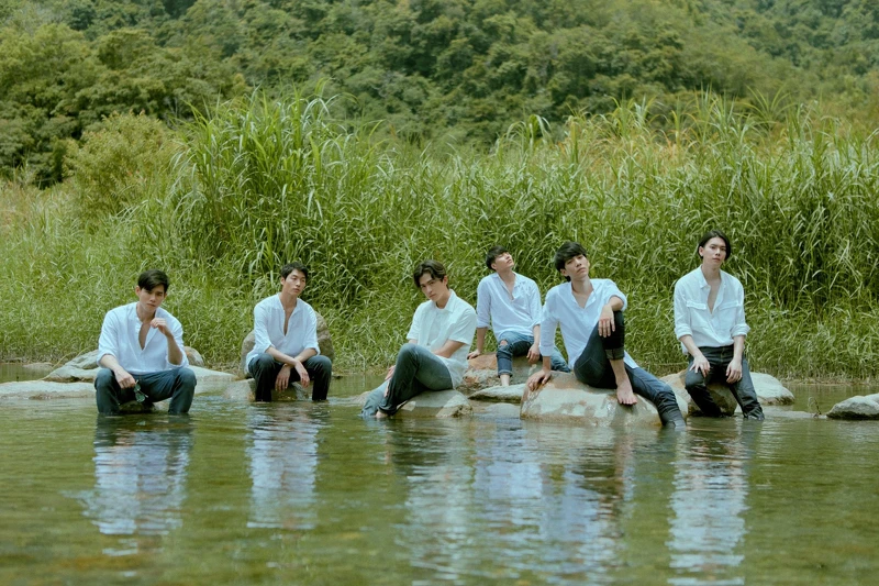 《微波爐男孩的假期》六名團員挑戰拍攝野外時尚大片，左起為李齊、羅德弘、石知田、張睿家、林子閎、楊宇騰YU