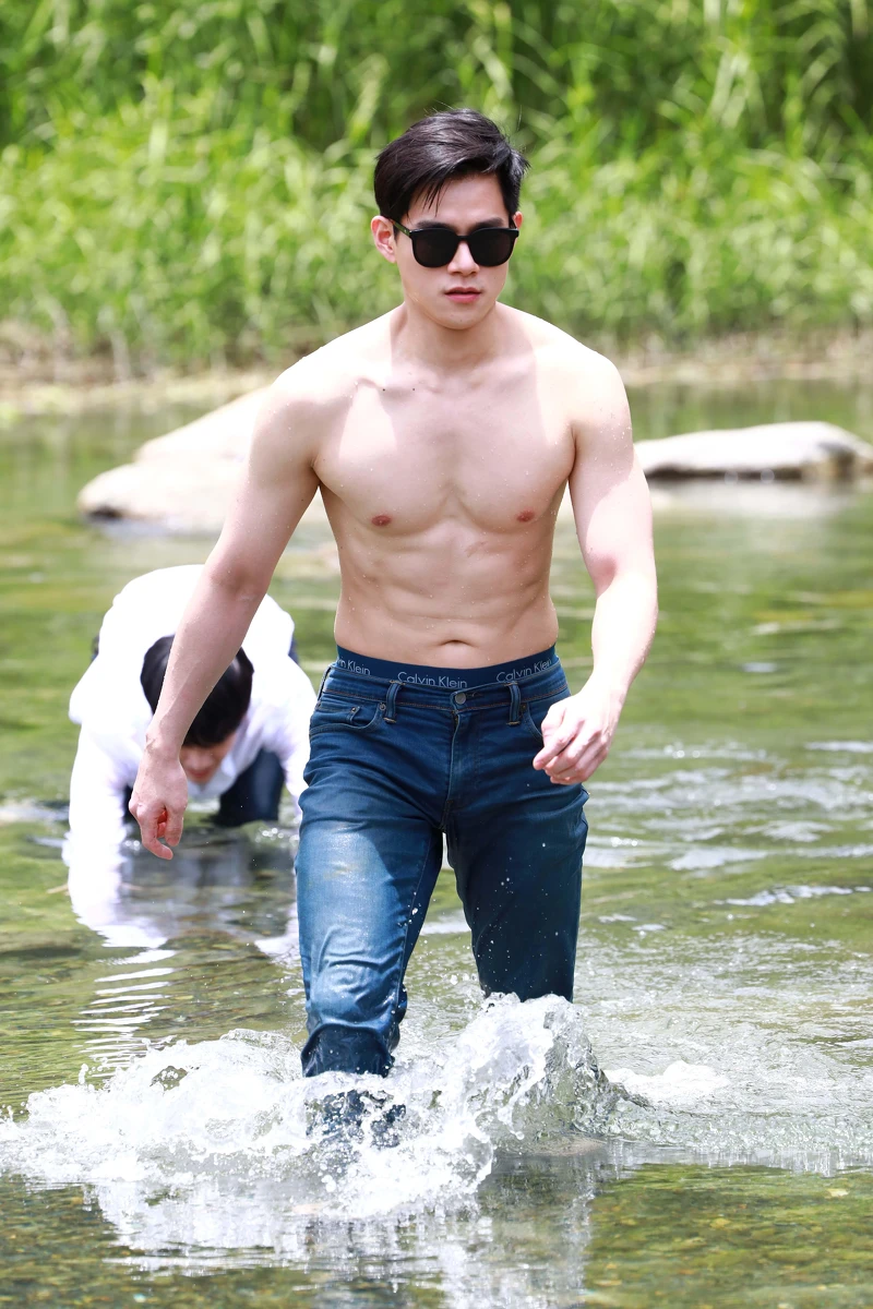 《微波爐男孩的假期》李齊挑戰時尚照大露「雕刻肌」