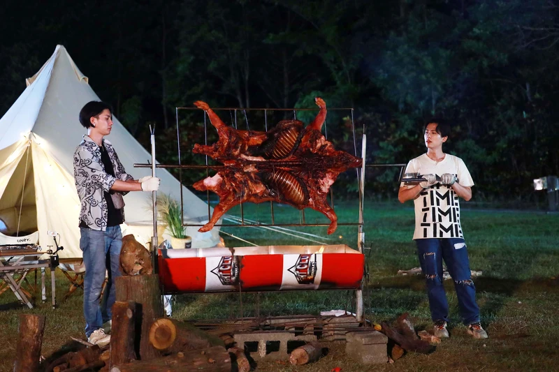 《微波爐男孩的假期》石知田（右）、楊宇騰YU賣力烤乳豬