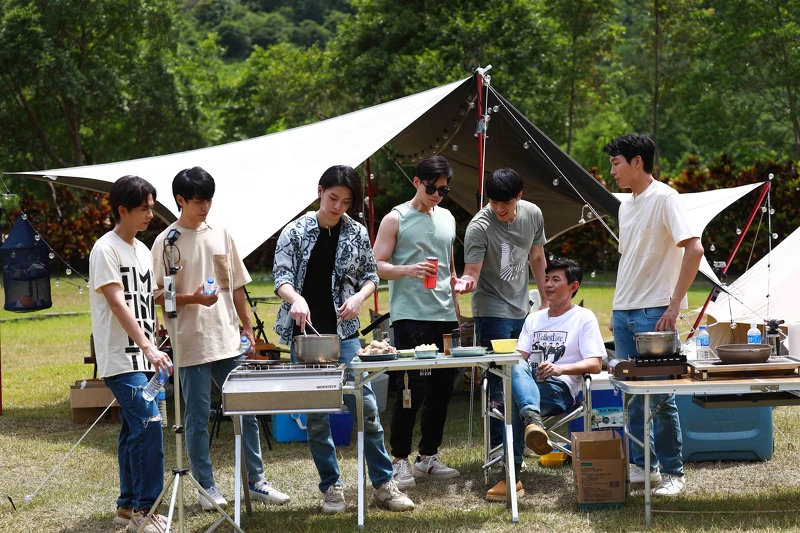 《微波爐男孩的假期》石知田（左起）、林子閎、楊宇騰YU、李齊、張睿家、羅德弘（右一）為遠道而來的WBL影集導演姜瑞智（右二）準備食物