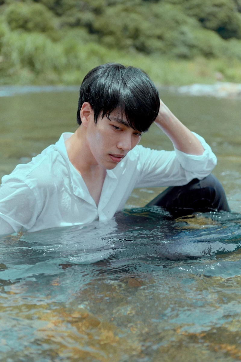 《微波爐男孩的假期》林子閎下水拍時尚濕身照，玩興大開