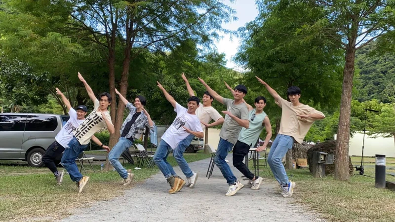 《微波爐男孩的假期》WBL影集導演姜瑞智（左4）驚喜現身露營場，左起為影集攝影師瑞克、演員石知田、楊宇騰YU、羅德弘、張睿家、李齊、林子閎