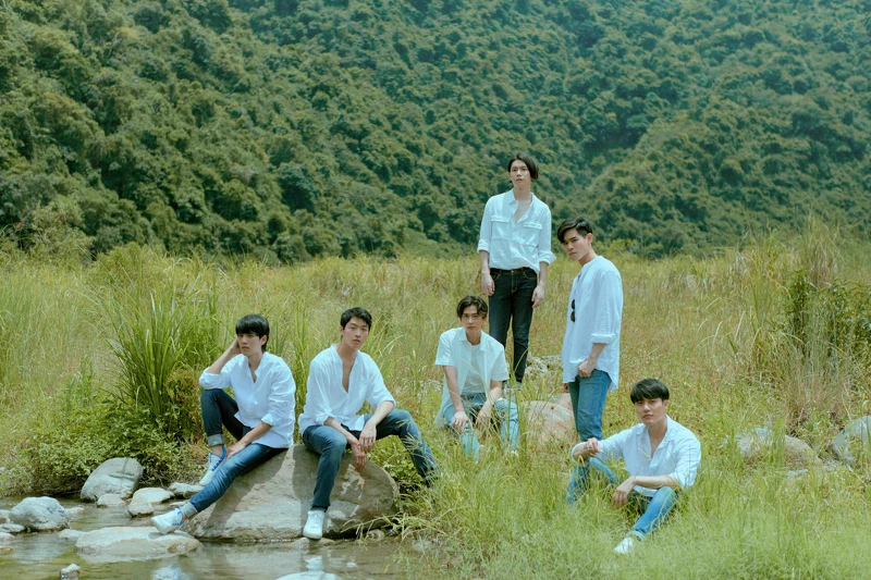 《微波爐男孩的假期》林子閎（左起）、羅德弘、石知田、楊宇騰YU、李齊、張睿家換上白襯衫、牛仔褲造型拍攝時尚大片