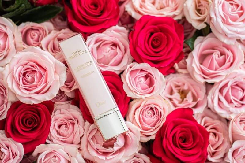 DIOR迪奧精萃再生玫瑰微導眼凝萃情境圖。 DIOR迪奧精萃再生玫瑰微導眼凝萃情境圖。