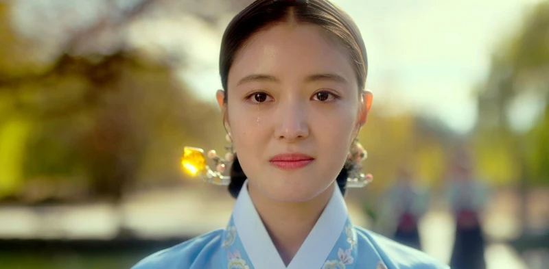 衣袖紅鑲邊 李世榮演出關在宮殿裡的不自由