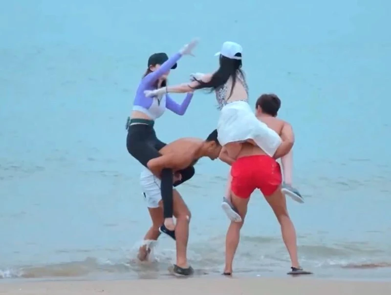 女成員互搶帽子競賽