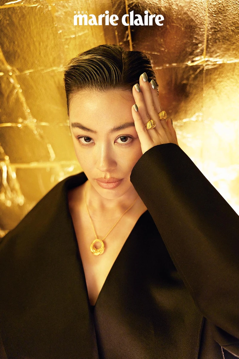 黑色外套,Loewe。金羽鳳凰系列吊墜、手環、耳環、戒指,all by Just Gold。 黑色外套,Loewe。金羽鳳凰系列吊墜、手環、耳環、戒指,all by Just Gold。