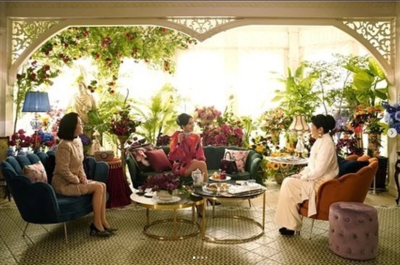 執政黨秘書長、安企部部長、安企部調查局組長的三位夫人，將女人之間的心機鬥爭詮釋得淋漓盡致，完全不輸《天空之城》裡精英媽媽過招的精彩度！