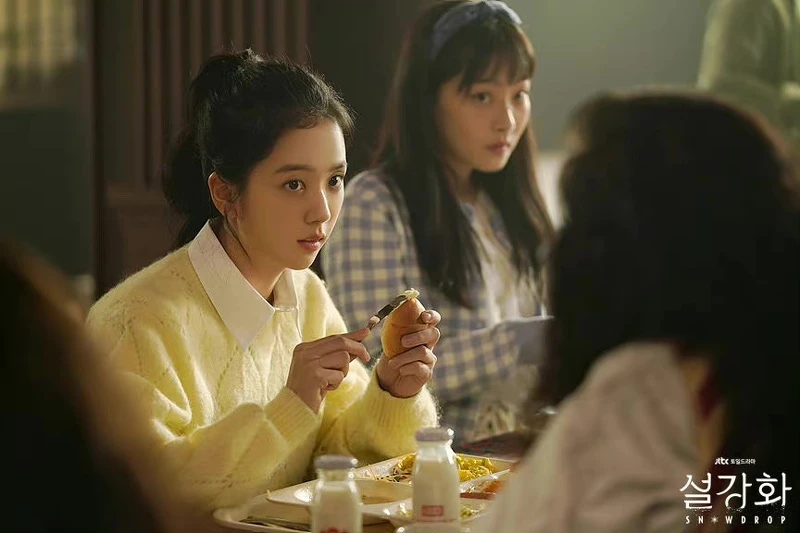 Jisoo在劇中大多以溫柔好感系的復古摩登造型為主，很適合時尚愛美女生作為現在復古回歸風潮的穿搭參考。