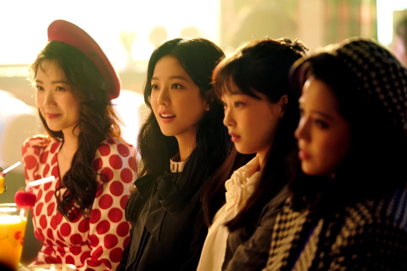 其他女配角們也都跟隨著自己的角色定位，穿出鮮明繽紛、夢幻浪漫與學院風的各種80年代年輕女生最愛的主流造型。