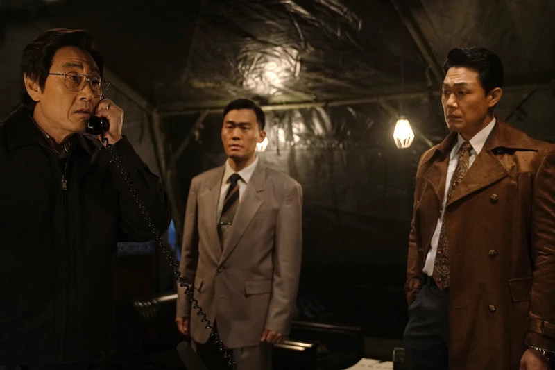 飾演執政黨秘書長的朴誠雄、安企部部長許峻豪、安企部調查局組長張勝祖彼此在政治上的角力，也是讓人越看越有滋味的情節設定。