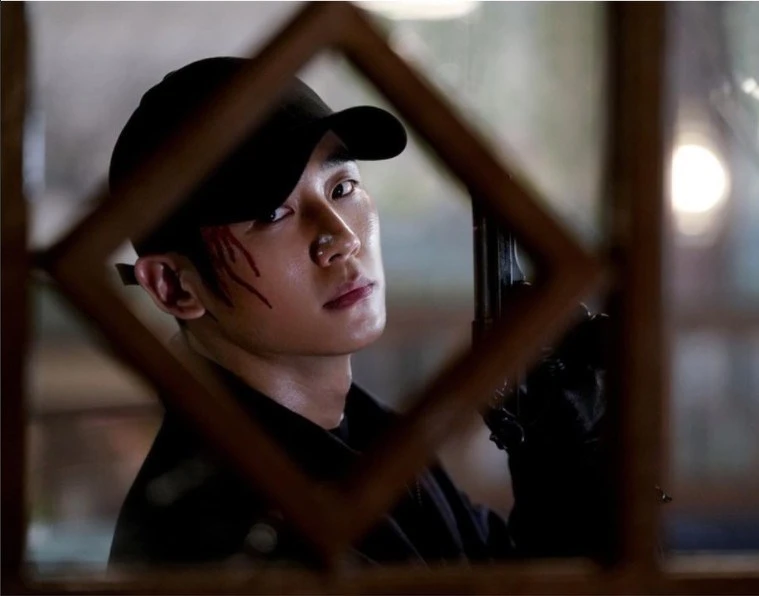 劇中林守護常常在英路不注意的時候，默默用各種方式偷看關心她，話說得很殘忍，但眼神與動作總是洩漏了他心動ing的秘密。