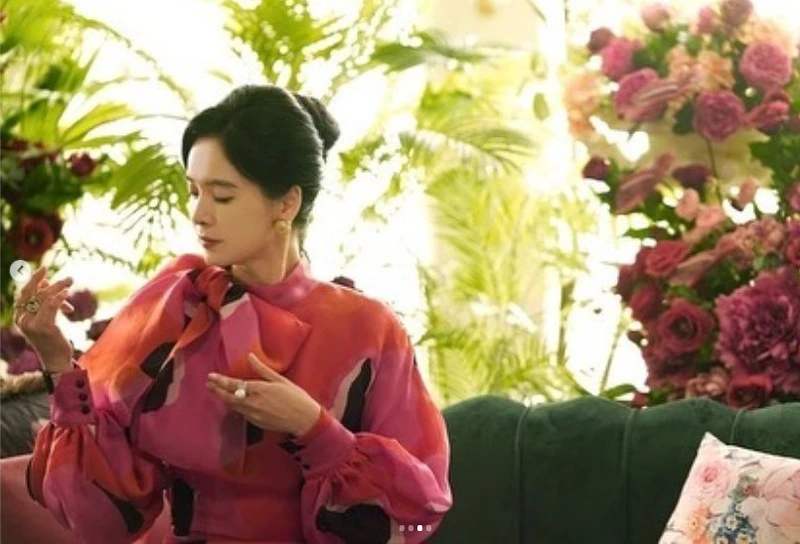 由安企部調查局組長夫人開設的高級服裝訂製店，是三位官夫人最愛聚集勾心鬥角的地方，奢華優雅的古典歐美風視覺，完全可看出劇組的用心度！