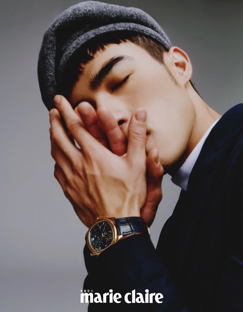 白色高領衫、深藍色附扣式腰帶西裝外套、寬版西裝褲,all by Dior Men;灰色蓓蕾帽,Kangol。Piaget Polo 系列18K玫瑰金鏤空機芯超薄腕錶、Piaget Possession 系列18K玫瑰金鑽石戒指、18K玫瑰金白玉髓鑽石墜鍊、18K白金鑽石墜鍊,all by Piaget。 白色高領衫、深藍色附扣式腰帶西裝外套、寬版西裝褲,all by Dior Men;灰色蓓蕾帽,Kangol。Piaget Polo 系列18K玫瑰金鏤空機芯超薄腕錶、Piaget Possession 系列18K玫瑰金鑽石戒指、18K玫瑰金白玉髓鑽石墜鍊、18K白金鑽石墜鍊,all by Piaget。