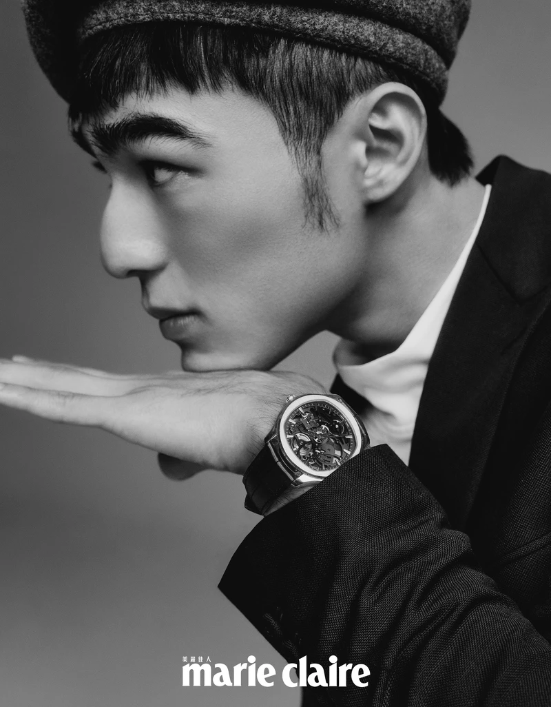白色高領衫、深藍色附扣式腰帶西裝外套、寬版西裝褲,all by Dior Men;灰色蓓蕾帽,Kangol。Piaget Polo 系列18K玫瑰金鏤空機芯超薄腕錶、Piaget Possession 系列18K玫瑰金鑽石戒指、18K玫瑰金白玉髓鑽石墜鍊、18K白金鑽石墜鍊,all by Piaget。 白色高領衫、深藍色附扣式腰帶西裝外套、寬版西裝褲,all by Dior Men;灰色蓓蕾帽,Kangol。Piaget Polo 系列18K玫瑰金鏤空機芯超薄腕錶、Piaget Possession 系列18K玫瑰金鑽石戒指、18K玫瑰金白玉髓鑽石墜鍊、18K白金鑽石墜鍊,all by Piaget。