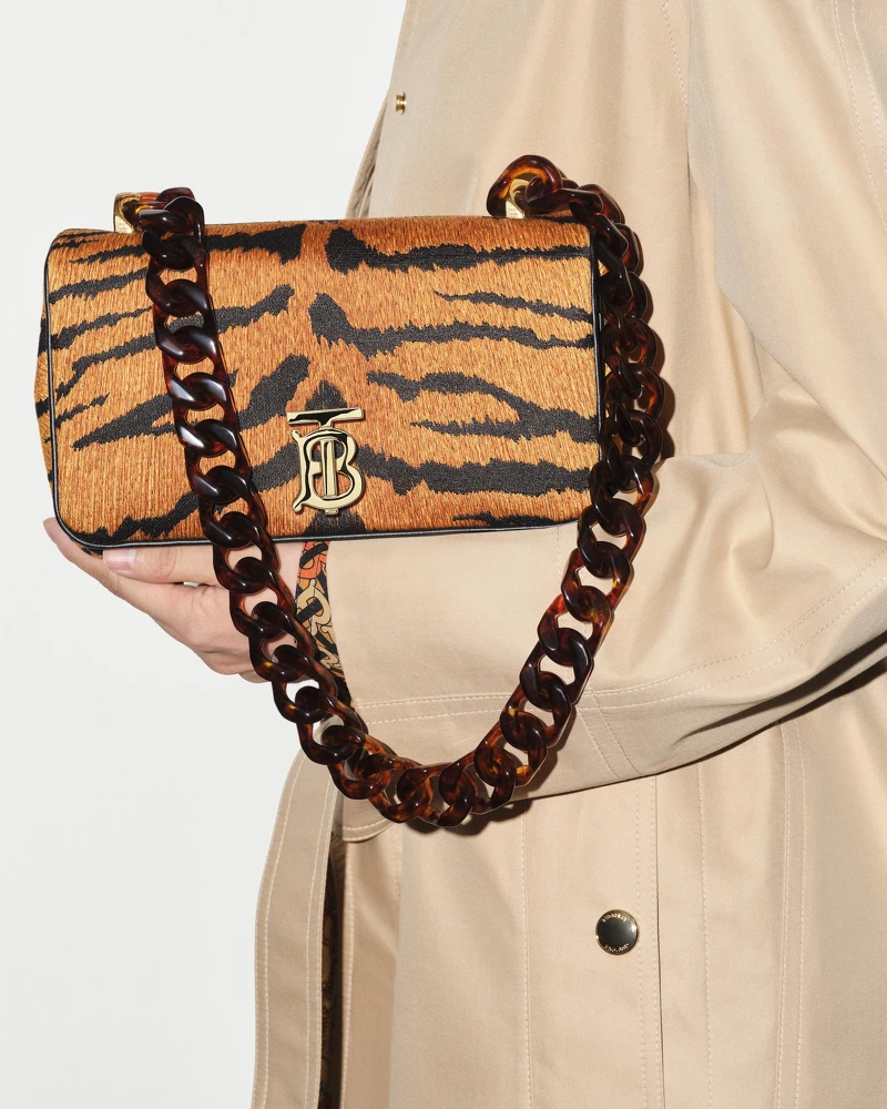 Burberry虎紋Lola包,售價NT$75,000 Burberry虎紋Lola包,售價NT$75,000