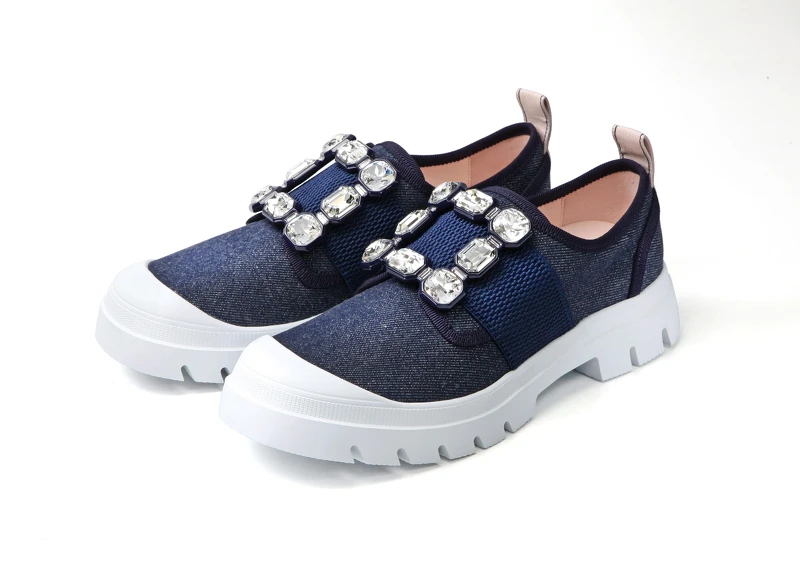 Roger Vivier 台灣限定款 Walky Viv 單寧鑽扣休閒鞋，NT45,900。