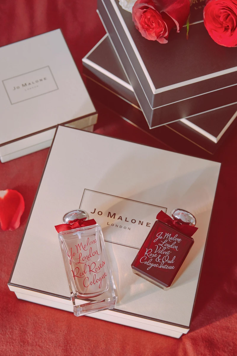 紅玫瑰限定版香水 30ML NT$ 2,700 / 100ML NT5,450 絲絨玫瑰與烏木限量版芳醇香水 50ML NT5,250 紅玫瑰限定版香水 30ML NT$ 2,700 / 100ML NT5,450 絲絨玫瑰與烏木限量版芳醇香水 50ML NT5,250