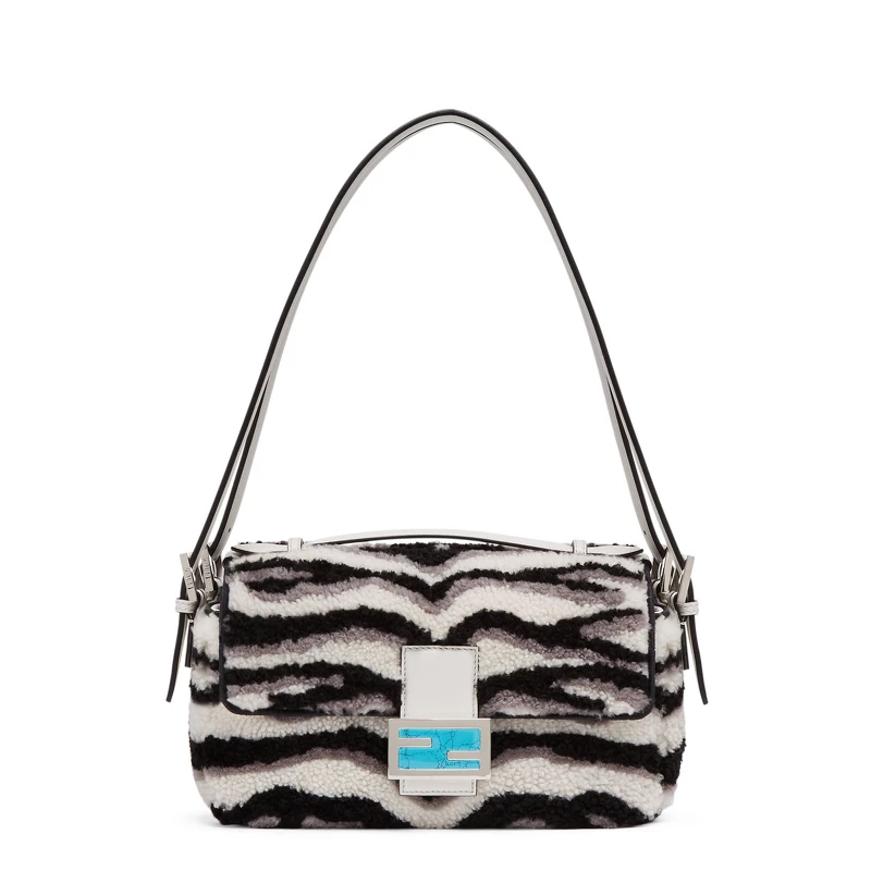 Fendi 新年系列虎紋羊絨Baguette,NT$255,000 Fendi 新年系列虎紋羊絨Baguette,NT$255,000