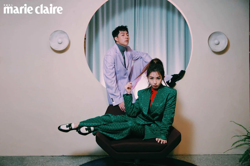 蔡凡熙:紫色西裝外套、紫色西裝長褲,both by MSGM;灰色高領上衣、黑色樂福鞋,both by Prada;珍珠項鍊,HANKAO。郭書瑤:綠色印花西裝外套、綠色印花西裝長褲、紅色綁帶襯衫、流蘇馬銜鍊皮鞋,all by Gucci。 蔡凡熙:紫色西裝外套、紫色西裝長褲,both by MSGM;灰色高領上衣、黑色樂福鞋,both by Prada;珍珠項鍊,HANKAO。郭書瑤:綠色印花西裝外套、綠色印花西裝長褲、紅色綁帶襯衫、流蘇馬銜鍊皮鞋,all by Gucci。