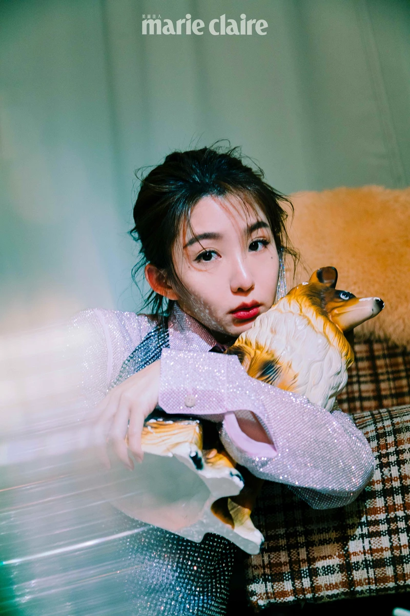 微型飾釘雪紡襯衫、水晶削肩薄紗洋裝、鑽飾流蘇耳扣,all by Prada。 微型飾釘雪紡襯衫、水晶削肩薄紗洋裝、鑽飾流蘇耳扣,all by Prada。