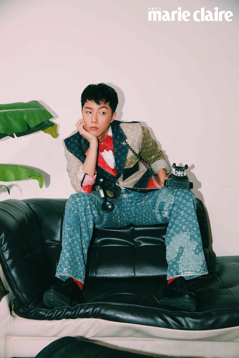 印花拼接丹寧西裝外套、紅色印花襯衫、印花丹寧長褲、黑色皮鞋,all by Louis Vuitton。 印花拼接丹寧西裝外套、紅色印花襯衫、印花丹寧長褲、黑色皮鞋,all by Louis Vuitton。