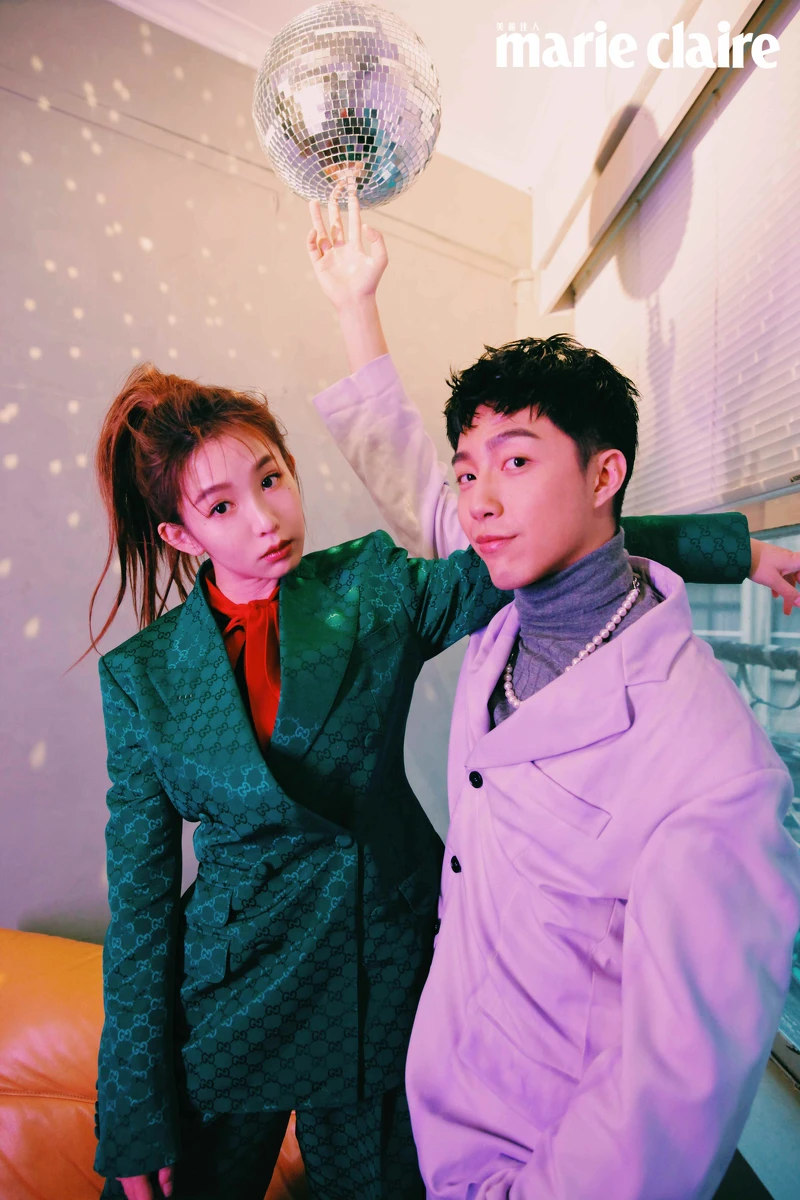 郭書瑤:綠色印花西裝外套、綠色印花西裝長褲、紅色綁帶襯衫、流蘇馬銜鍊皮鞋,all by Gucci。蔡凡熙:紫色西裝外套、紫色西裝長褲,both by MSGM;灰色高領上衣,Prada;珍珠項鍊,HANKAO。 郭書瑤:綠色印花西裝外套、綠色印花西裝長褲、紅色綁帶襯衫、流蘇馬銜鍊皮鞋,all by Gucci。蔡凡熙:紫色西裝外套、紫色西裝長褲,both by MSGM;灰色高領上衣,Prada;珍珠項鍊,HANKAO。