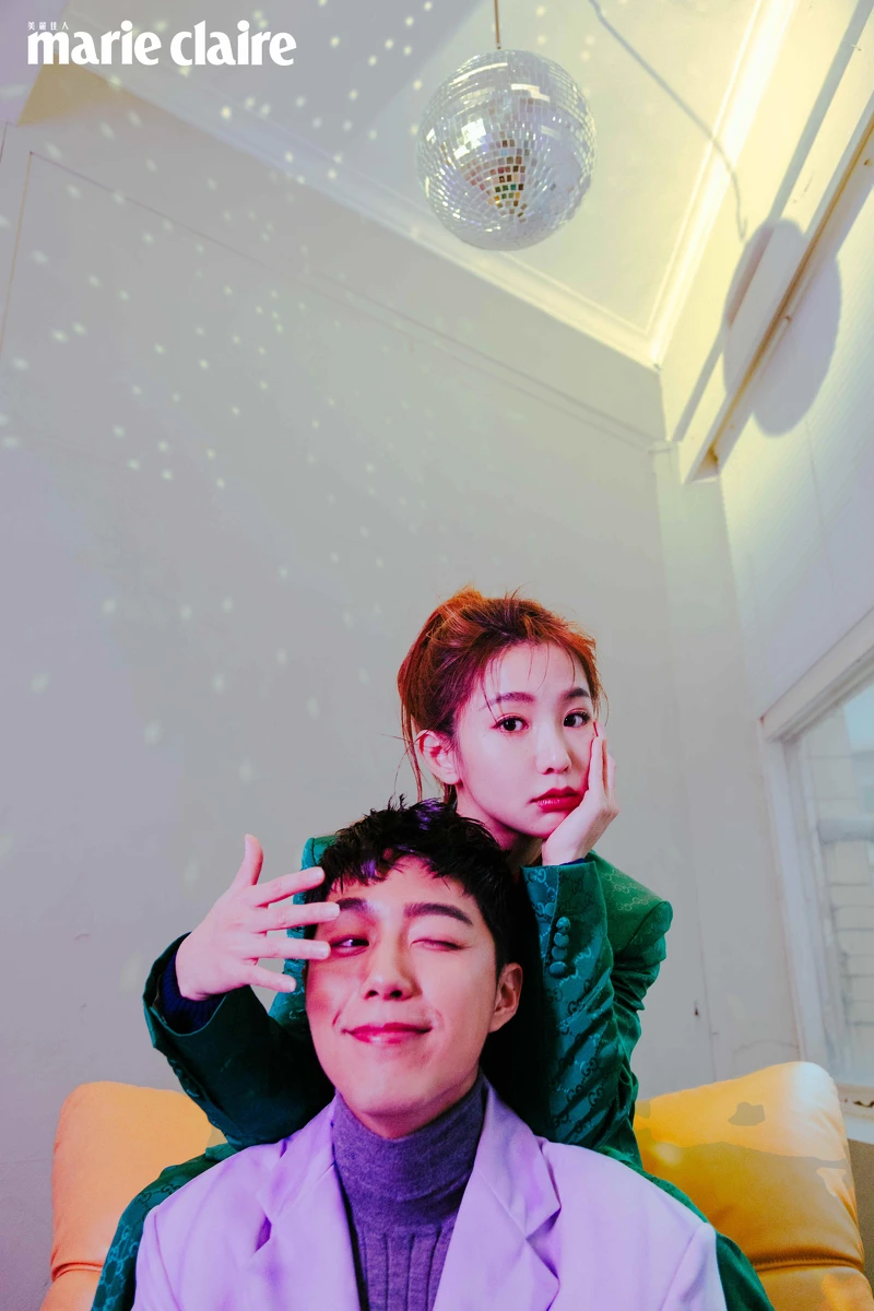 郭書瑤:綠色印花西裝外套、綠色印花西裝長褲、紅色綁帶襯衫,all by Gucci。蔡凡熙:紫色西裝外套,MSGM;灰色高領上衣,Prada;珍珠項鍊,HANKAO。 郭書瑤:綠色印花西裝外套、綠色印花西裝長褲、紅色綁帶襯衫,all by Gucci。蔡凡熙:紫色西裝外套,MSGM;灰色高領上衣,Prada;珍珠項鍊,HANKAO。