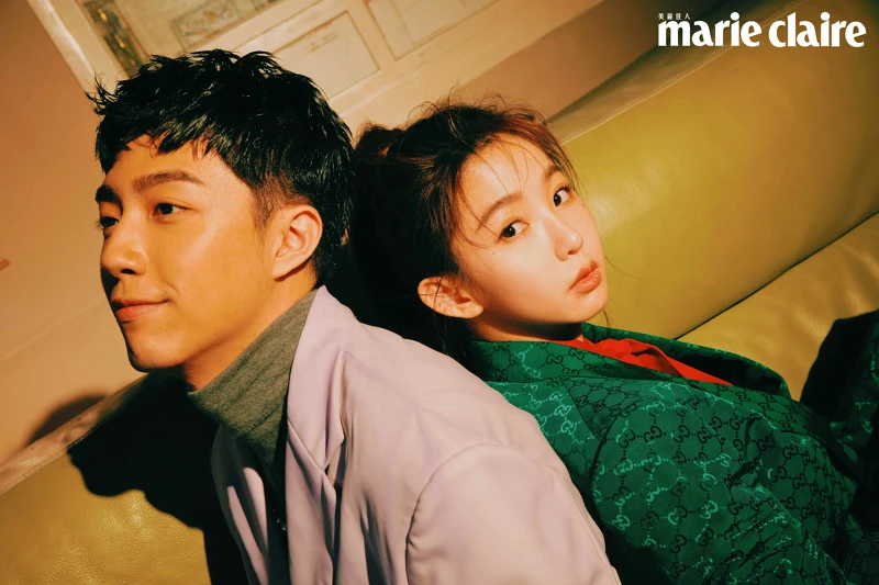 郭書瑤:綠色印花西裝外套、綠色印花西裝長褲、紅色綁帶襯衫,all by Gucci。蔡凡熙:紫色西裝外套,MSGM;灰色高領上衣,Prada;珍珠項鍊,HANKAO。 郭書瑤:綠色印花西裝外套、綠色印花西裝長褲、紅色綁帶襯衫,all by Gucci。蔡凡熙:紫色西裝外套,MSGM;灰色高領上衣,Prada;珍珠項鍊,HANKAO。