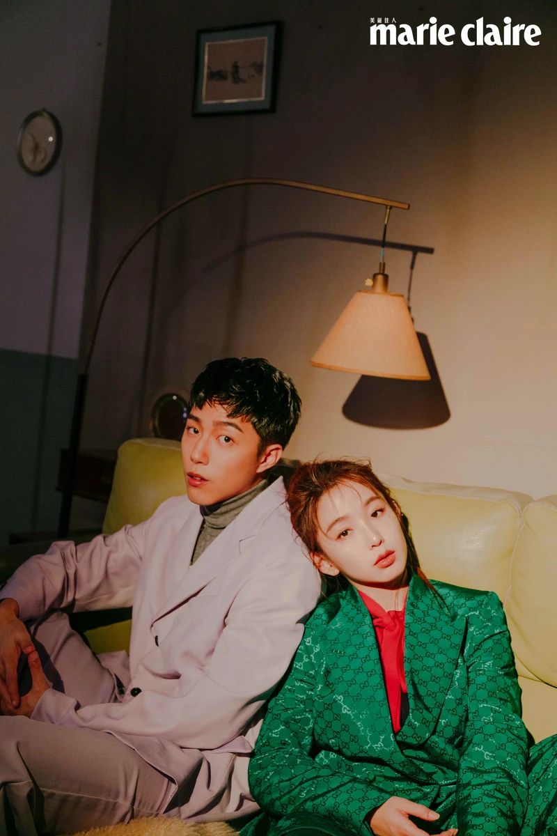 郭書瑤:綠色印花西裝外套、綠色印花西裝長褲、紅色綁帶襯衫,all by Gucci。蔡凡熙:紫色西裝外套,MSGM;灰色高領上衣,Prada;珍珠項鍊,HANKAO。 郭書瑤:綠色印花西裝外套、綠色印花西裝長褲、紅色綁帶襯衫,all by Gucci。蔡凡熙:紫色西裝外套,MSGM;灰色高領上衣,Prada;珍珠項鍊,HANKAO。